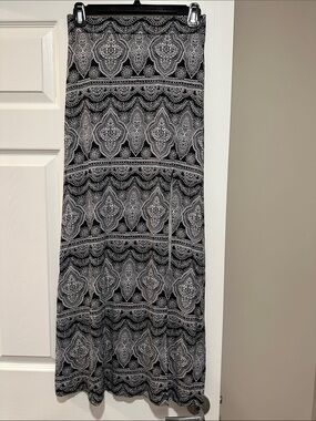 Charlotte Russe Black & White Paisley Maxi Skirt